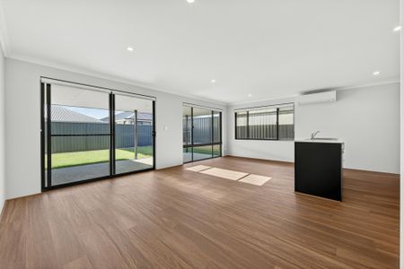 Band New Three Bedroom Dual Living Property! - Photo 2