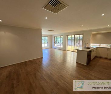 Fantastic Family Home in Ideal Location! - Photo 3