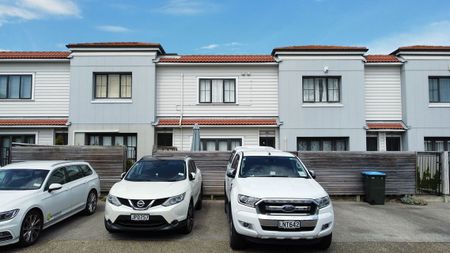 Ellerslie 2-Bed Townhouse with Courtyard & Parking - Photo 3