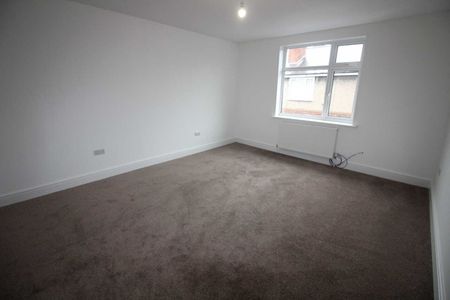 3 bed Flat - Photo 2