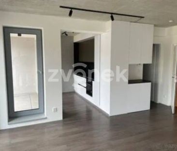 Pronájem luxusního bytu 1+kk s balkonem a možností krytého parkován... - Фото 2