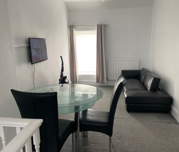 This Victorian townhouse is just a 2 minute walk to Singleton Park ... - Photo 5