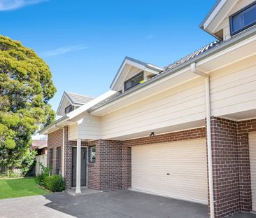 WELL MAINTAINED THREE BEDROOM TOWNHOUSE! - Photo 6