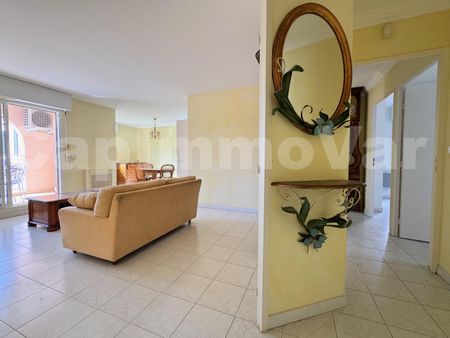 Location Appartement 4 pièces 81m² SANARY SUR MER 83110 - Photo 2