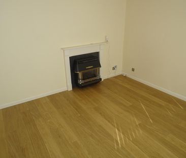 Available 3 Bed House - semi-detached - Photo 4