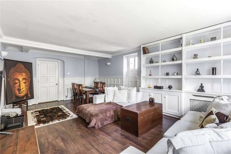 A beautiful three bedroom duplex apartment situated in a stunning period property within a gated community. - Photo 3