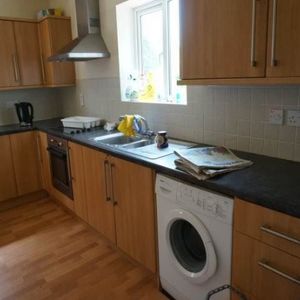 Large 4 bedroom property - Photo 2