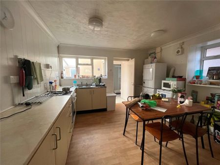 4 bedroom semi-detached house to rent - Photo 2