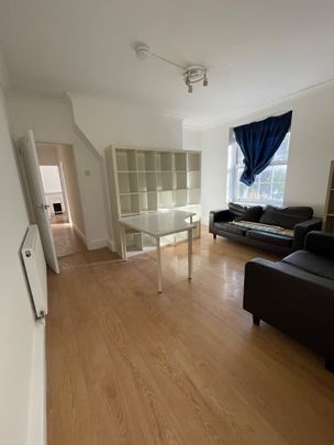 4 Bed Flat, Corbin House, E3 - Photo 1