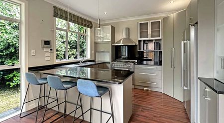 Spacious Home in Three Kings - Photo 2