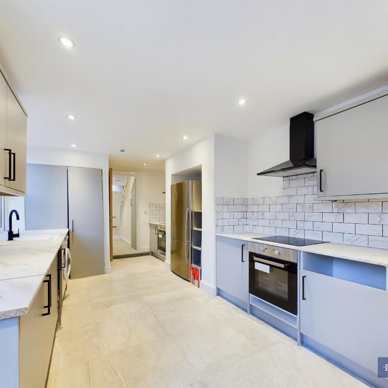 1 bedroom in a house share to rent - Photo 1