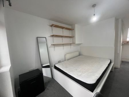 Room in a Shared House, Kenley Road, SW19 - Photo 3