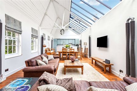 A very spacious two bedroom coach house, tucked away on one of Clapham's most premier roads. - Photo 5