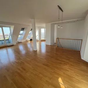 Dachgeschoßwohnung mit perfekter öffentlicher Anbindung - Foto 2