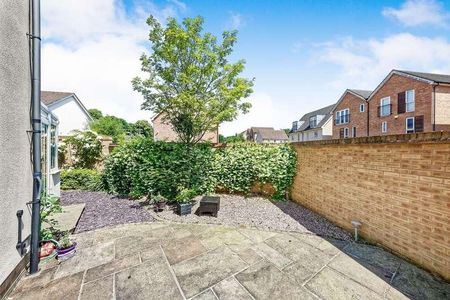 Austin Way, Bracknell, RG12 - Photo 4