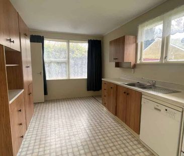 Spacious & Tidy 3 Bedroom Home - Photo 3