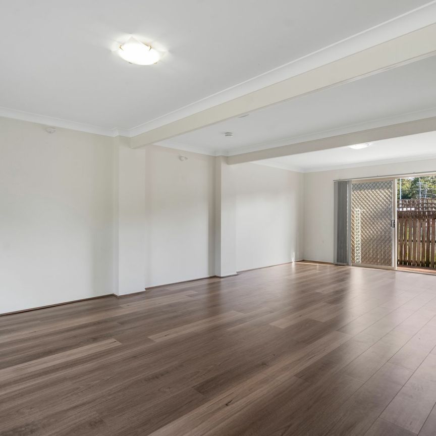 Renovated Townhouse with pool access! - Photo 1