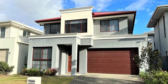 SPACIOUS WATERFRONT FAMILY HOME IN THE HART OF HOPE ISLAND - Photo 3