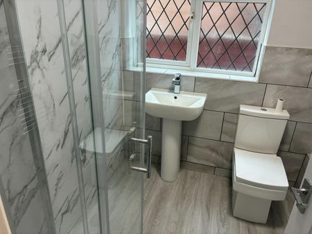 2 bedroom Flat To Let - Photo 4