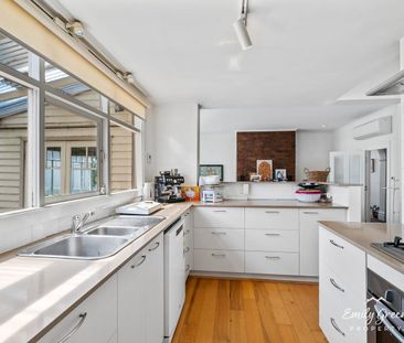 Spacious & Private Family Home Close to CBD and Schools - Photo 3