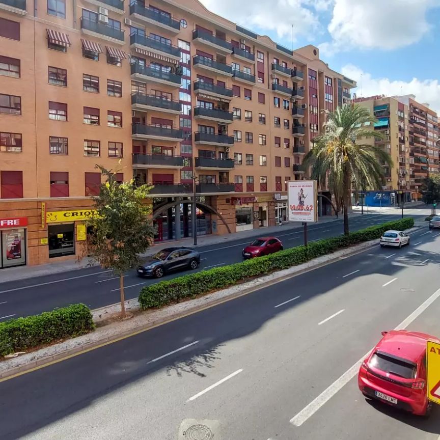 Room for rent in 5-bedroom apartment in Valencia - Foto 1