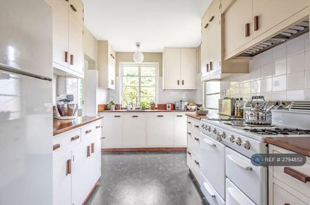 1 bedroom in a flat share to rent - Photo 5