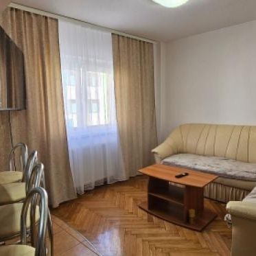 Inchiriez apartament de 3 camere,situat in Cartierul Vasile Aaron, decomandat,etaj 1,mobilat si utilat - Photo 1