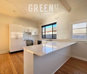 Stylish Living Meets Everyday Comfort in a Light-Filled Home - Photo 6