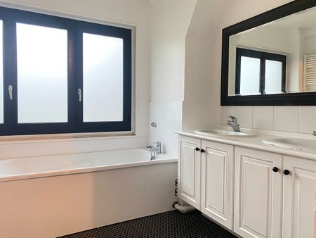 Location Appartement 4 pièces 97m² MONT ST AIGNAN 76130 - Photo 4