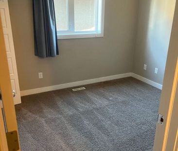 Hampton Village - 4 Bedroom/2 Bathroom Upper Unit - 726 Hargreaves ... - Photo 2