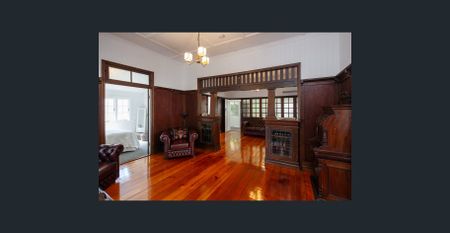 Charming Ascot Home - Photo 2