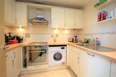 Station Approach, Woking - 2 bedrooms Property for lettings - Seymours - Photo 5