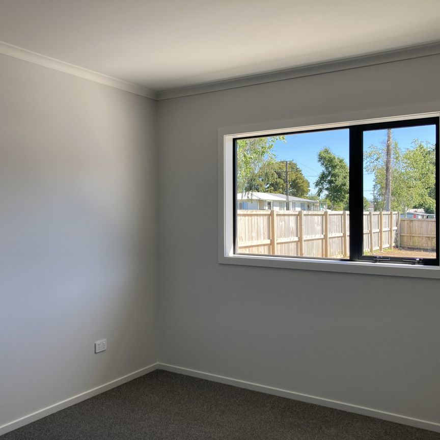 Modern Three bedroom home! - Photo 1