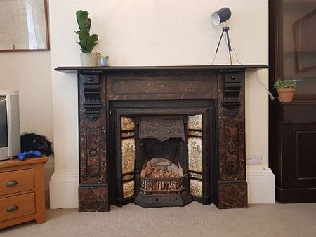 6 bedroom, 1 en-suite house *parking* - Photo 4