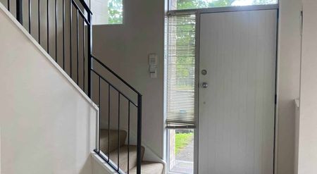 Beautiful 3 Bedroom Home with Double Garage an... - Photo 3