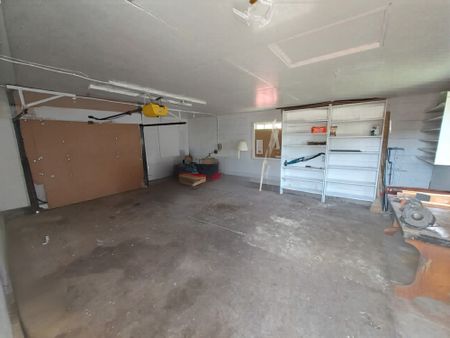 4 BEDROOMS! GARAGE! FULLY FENCED YARD! - Photo 4