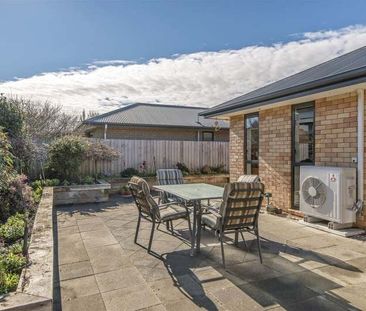 Easy care three bedrooms modern house - Photo 4