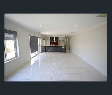 Modern 4 Bedroom Home - Photo 5