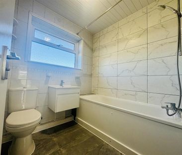 3 bedroom end of terrace house to rent - Photo 3