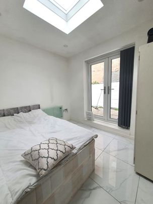 £1,100 PCM, Modern Two Bedroom Ground Floor Flat with Small Private Garden in Cambridge Street, Grangetown, Cardiff, CF11 7DH - Photo 1