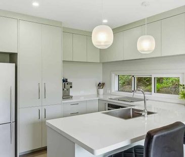 Sunny, west facing, low maintainance - Photo 3