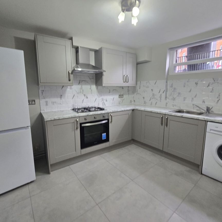 2 Bed Flat, St. Saviours Crescent, LU1 - Photo 1