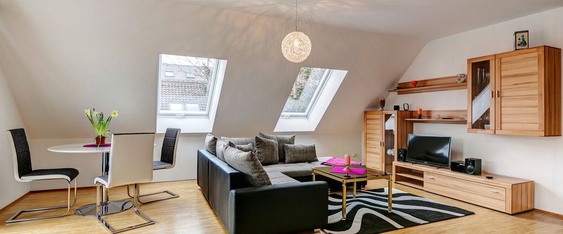 Furnished top floor apartment with single parking space - Photo 1