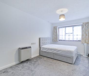 Flat to rent - Erith Road, Belvedere, DA17 - Photo 3
