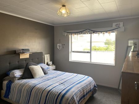 Perfectly Located, Tidy, Semi Modern Living - Photo 4