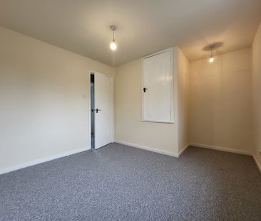 2 bedroom mid terrace to let - Photo 3