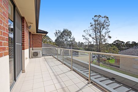 Modern Top-Floor Living with Style and Comfort - Photo 2