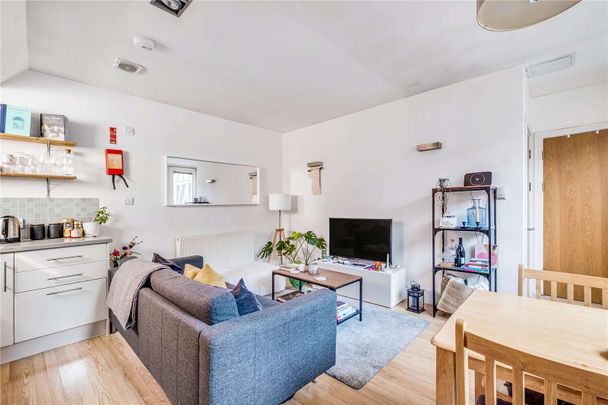 A bright and spacious one bedroom flat with private balcony in a well maintained conversion. - Photo 1