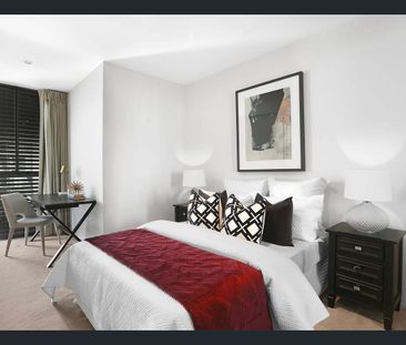 Spacious Contemporary Apartment with Panoramic City Views - Photo 2