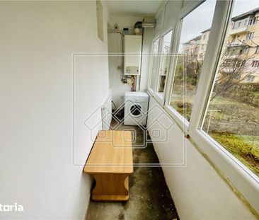 Ap. renovat, cu 2 camere si balcon, Zona Cedonia - Fotografie 4